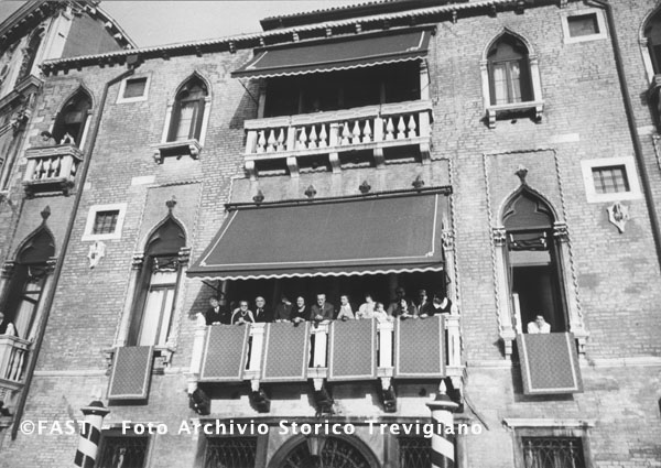 Venezia, la famiglia Ligabue al balcone.